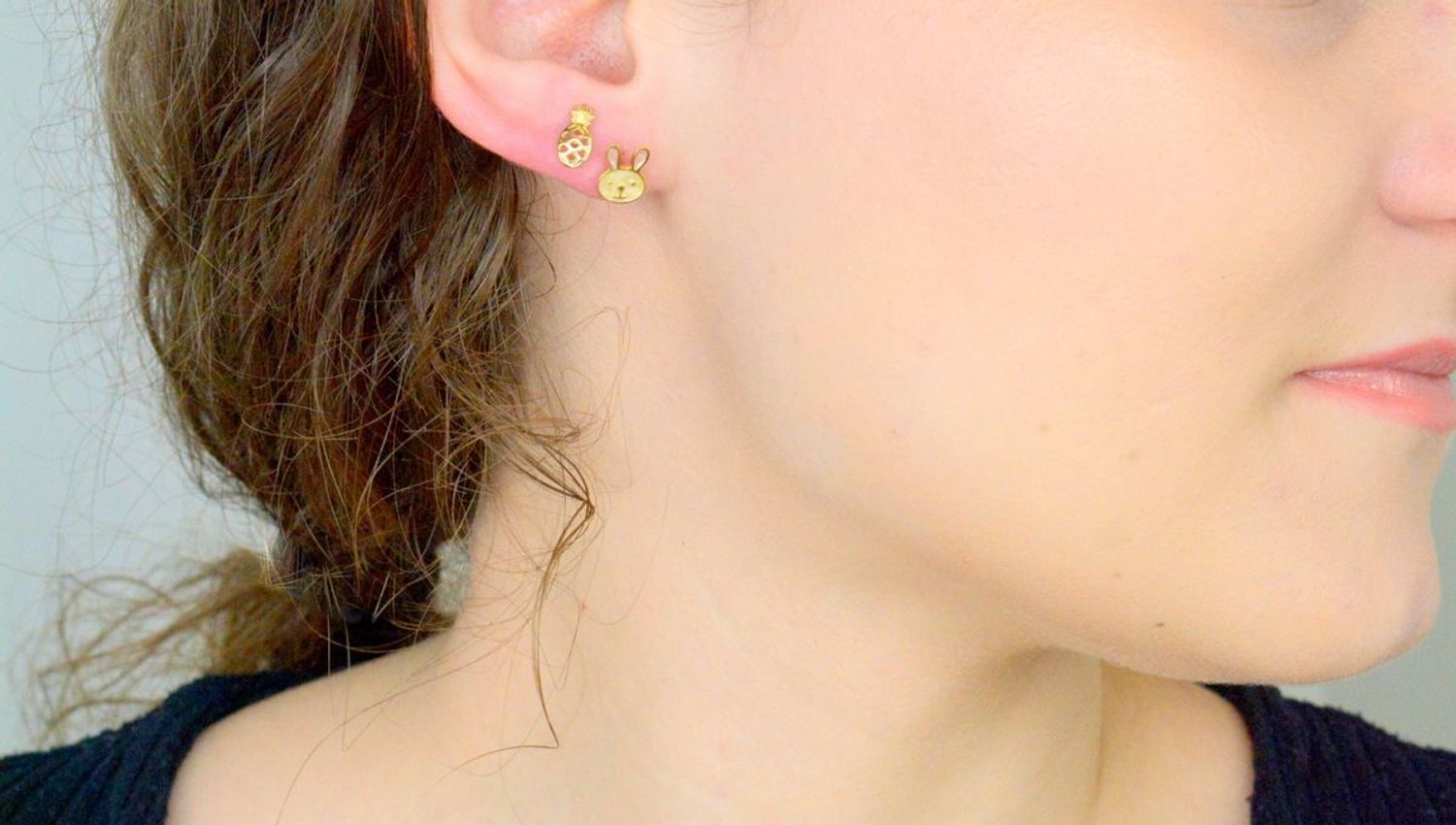 Złote kolczyki króliczki z emalią brokatową KL 6767- 333.jpg